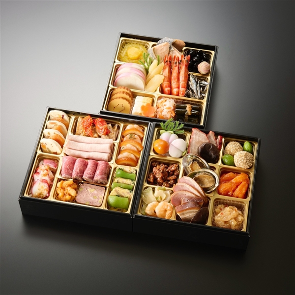 ４４【12月30日（火）配達指定】＜花しょうぶ・ポルトファーロ・花蝶＞「饗宴」和洋中三段重