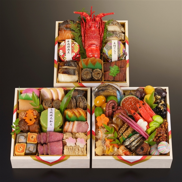 ９５【12月31日（水）配達指定】＜京料理　濱登久＞おせち三段重（玉鬘の香り）