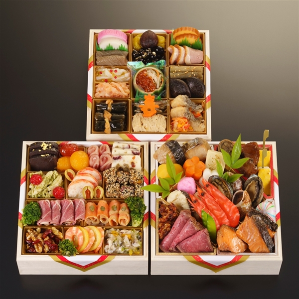 ９６【12月31日（水）配達指定】＜京料理　濱登久＞和洋おせち三段重（花の宴）