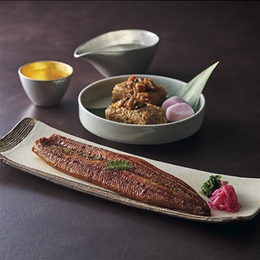 <ANA’s FRESH SELECTION 輝~かがやきコース~><うなぎ割烹 一愼>監修 うなぎ長蒲焼・おこわ風うなぎめし